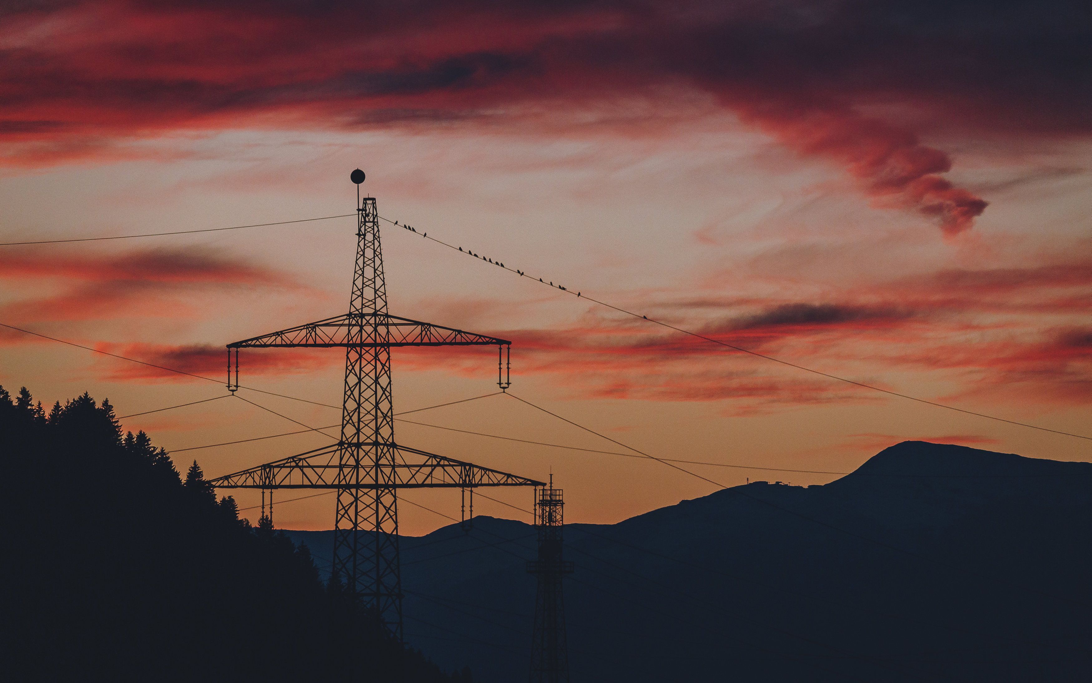 Download von www.picturedesk.com am 08.01.2021 (21:26).  THEMENBILD - Vögel sitzen auf einer Stromleitung. Strommast im Abendrot nach Sonnenuntergang, aufgenommen am 31. Oktober 2020 in Kaprun, Oesterreich // Birds sit on a power line. Power pole at sunset after sunset, in Kaprun, Austria on 2020/10/31. EXPA Pictures © 2020, PhotoCredit: EXPA/Stefanie Oberhauser - 20201109_PD4659 - Rechteinfo: Rights Managed (RM)