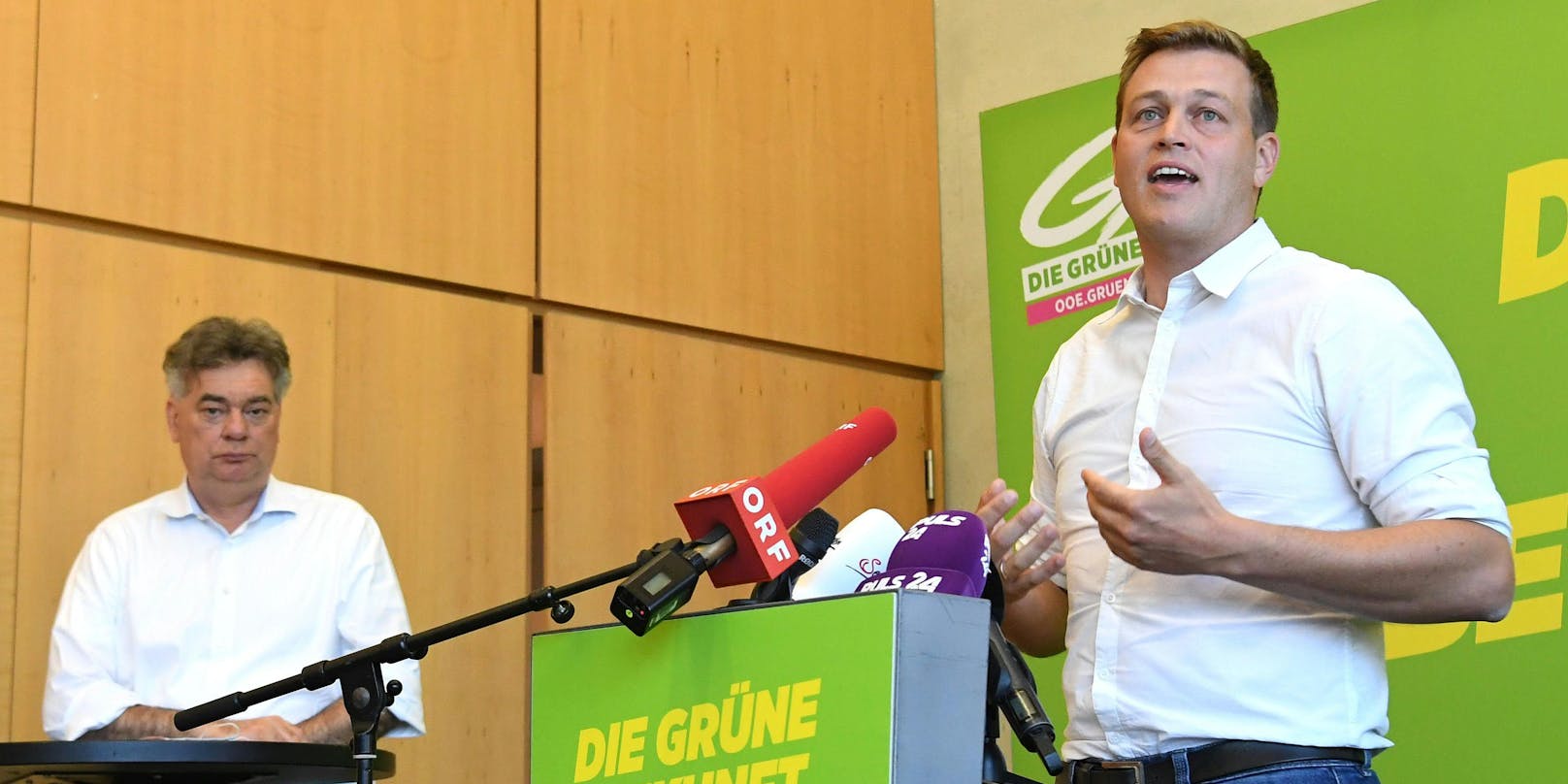 Vizekanzler Werner Kogler (Grüne) und der Spitzenkandidat für die OÖ-Wahl Stefan Kaineder (Grüne)