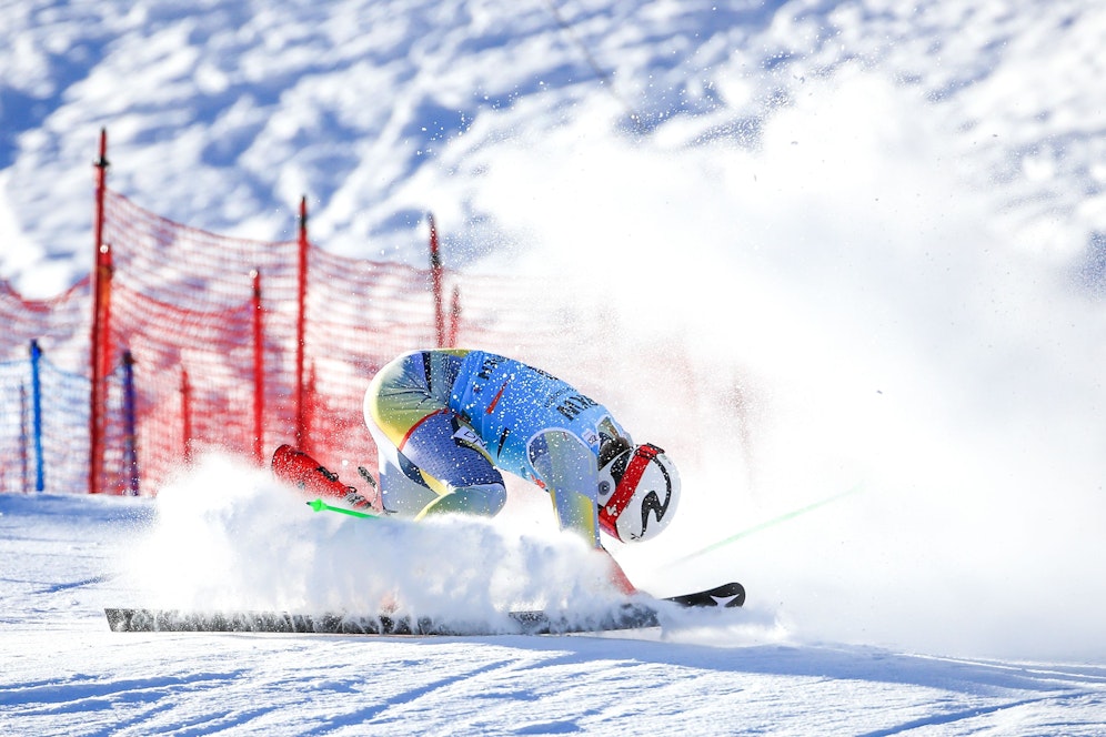 Lucas Braathen stürzt in Adelboden ins Ziel. 