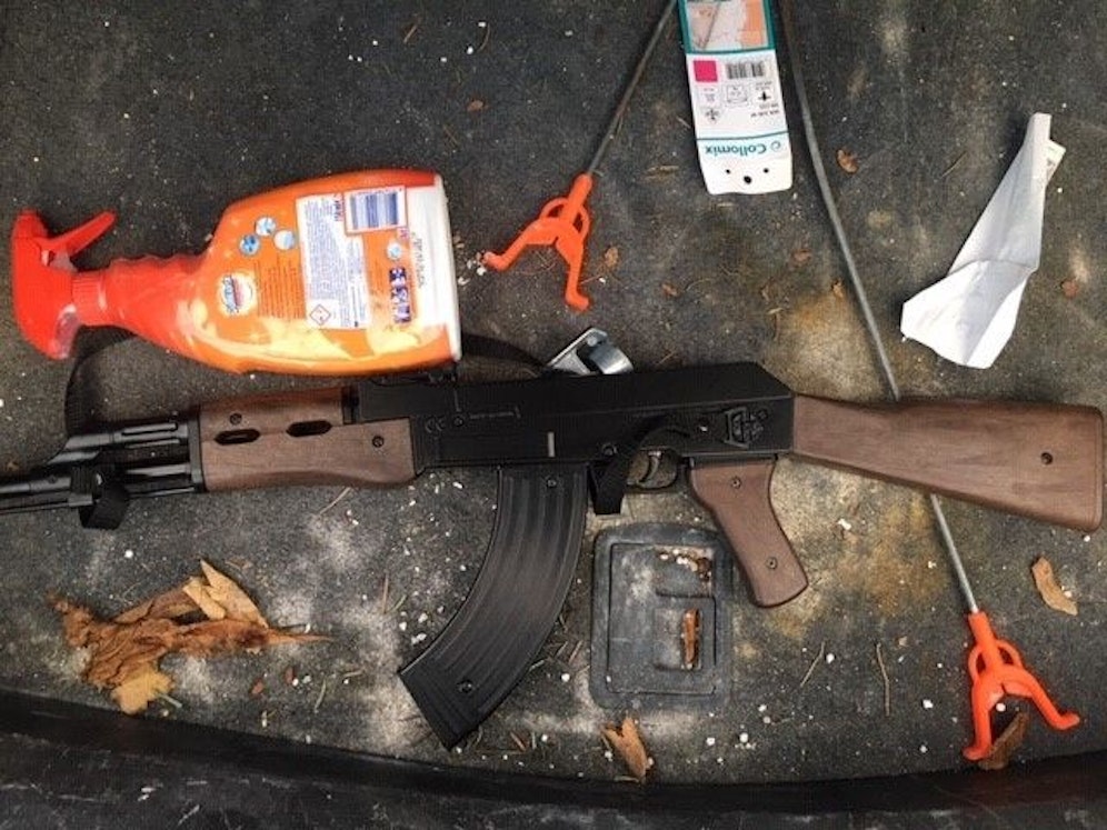 Aufgrund des fahrlässigen Verhaltens, eine täuschend echte Spielzeugwaffe offensichtlich im Fahrzeug zu verwahren, wurde der 43-Jährige angezeigt.