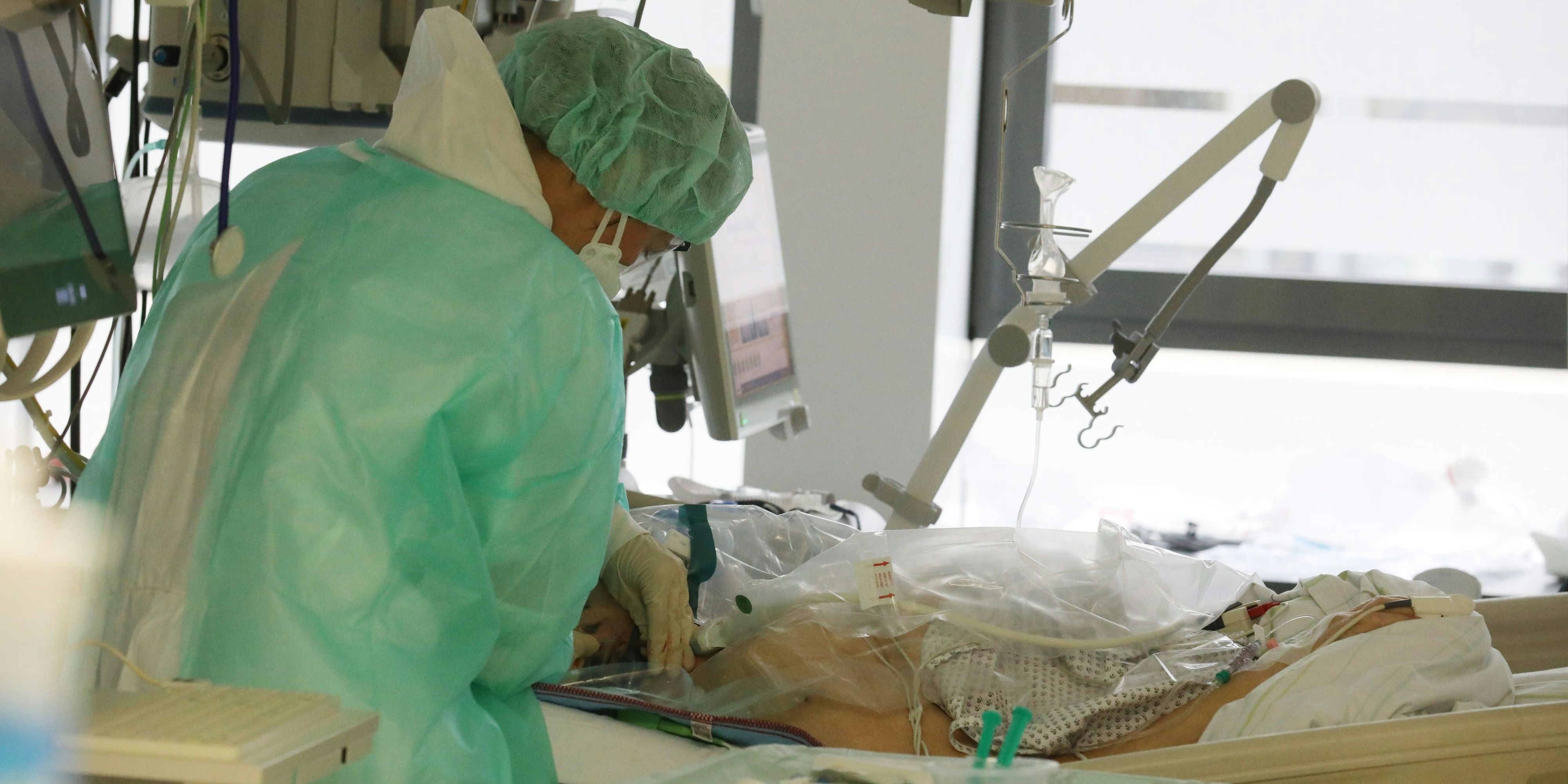  SRH Waldklinikum Gera, Thüringen: Ein Arzt behandelt einen Corona-Patienten (Archivfoto)