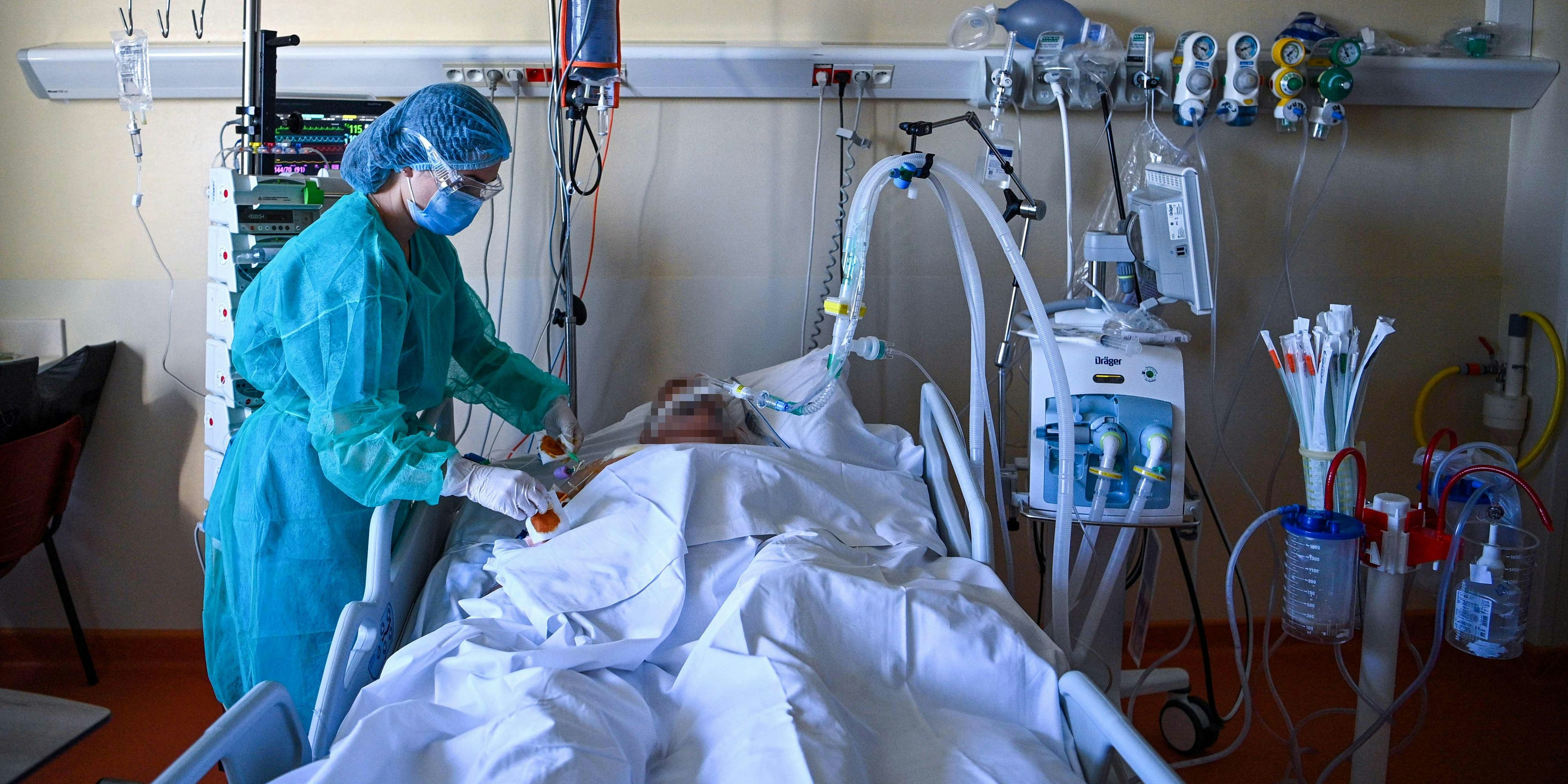 Eine Pflegerin betreut einen Corona-Intensivpatienten in einem Spital.