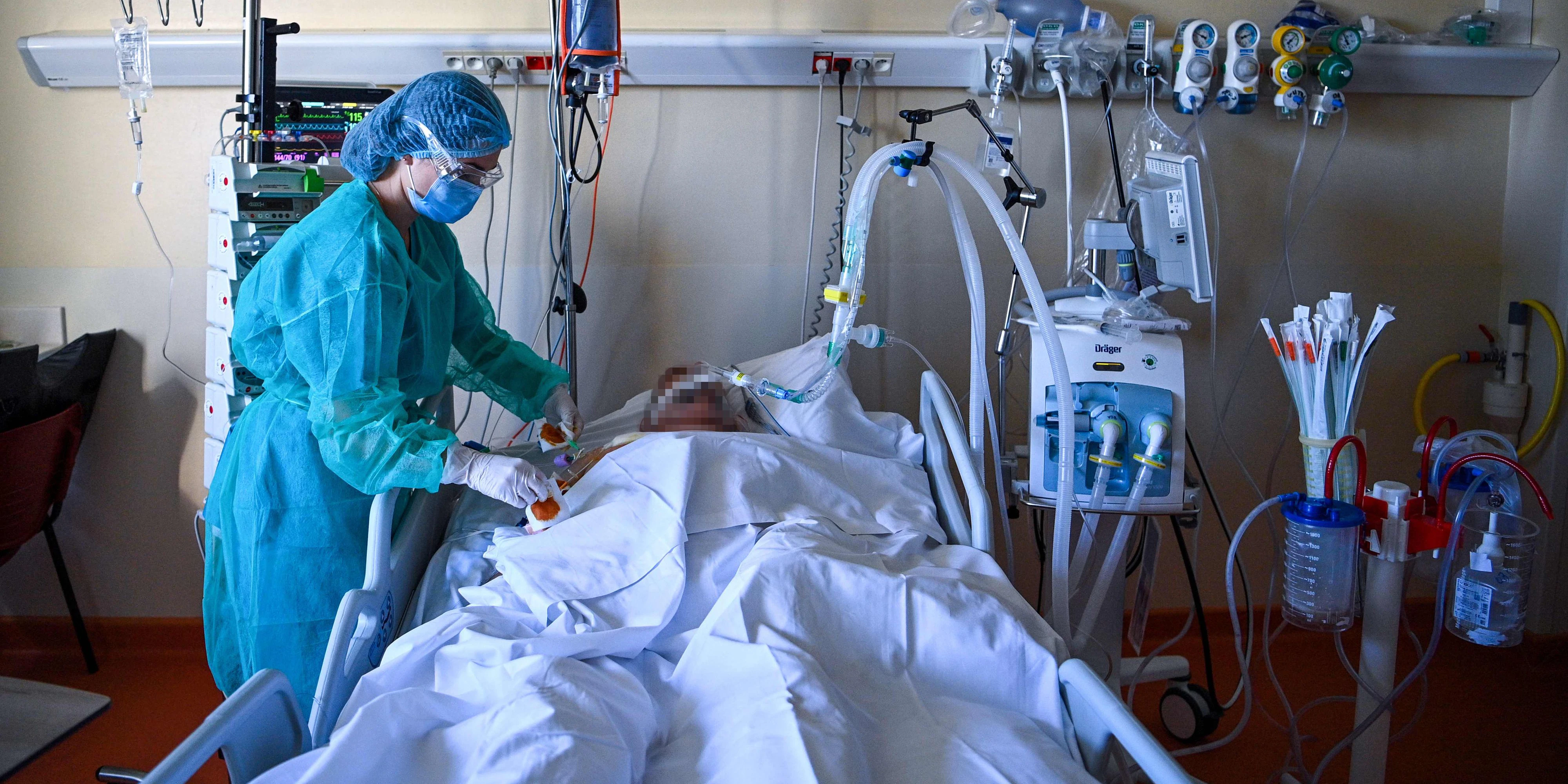 Eine Pflegerin betreut einen Corona-Intensivpatienten in einem Spital.