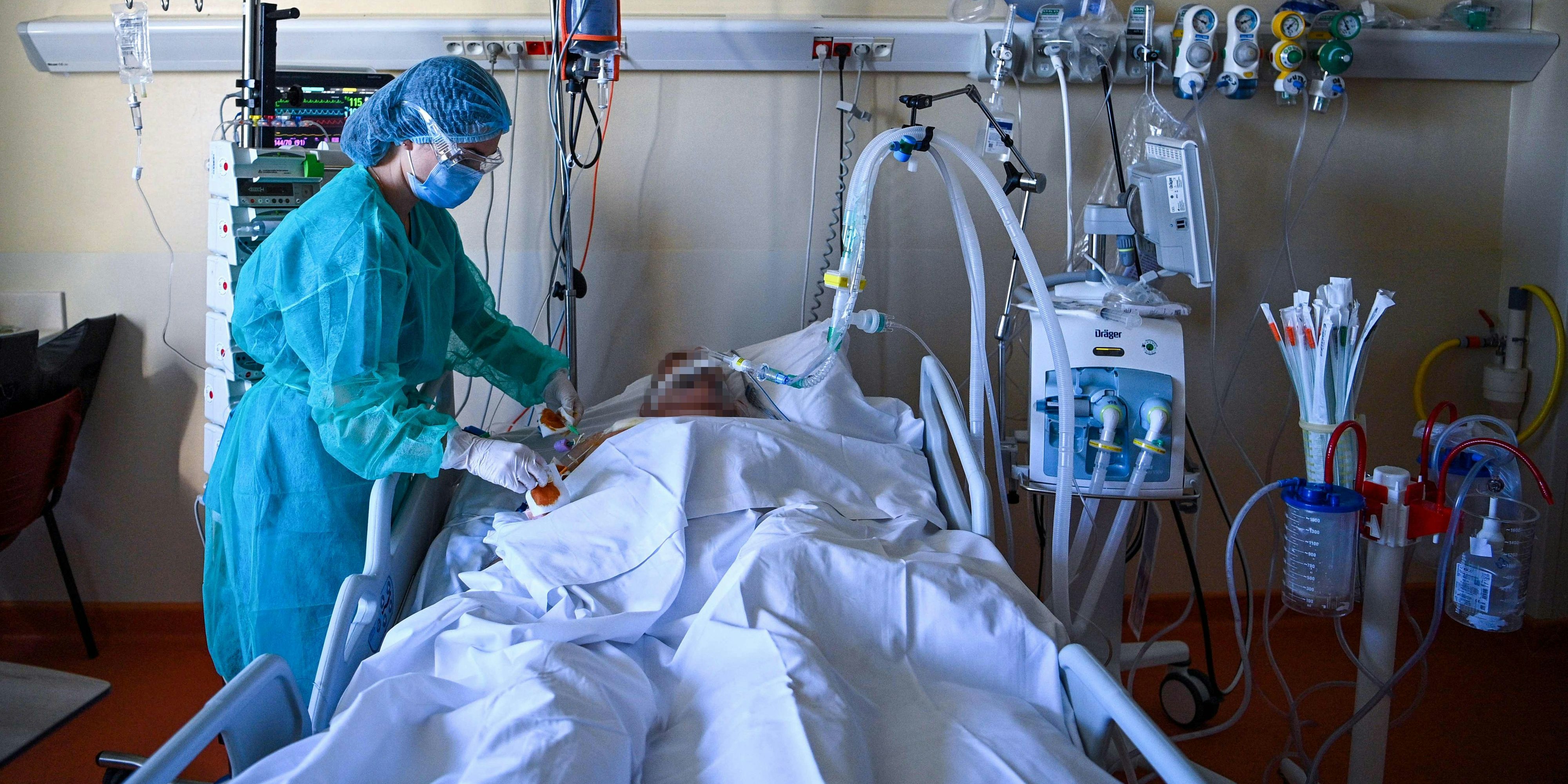 Eine Pflegerin betreut einen Corona-Intensivpatienten in einem Spital.