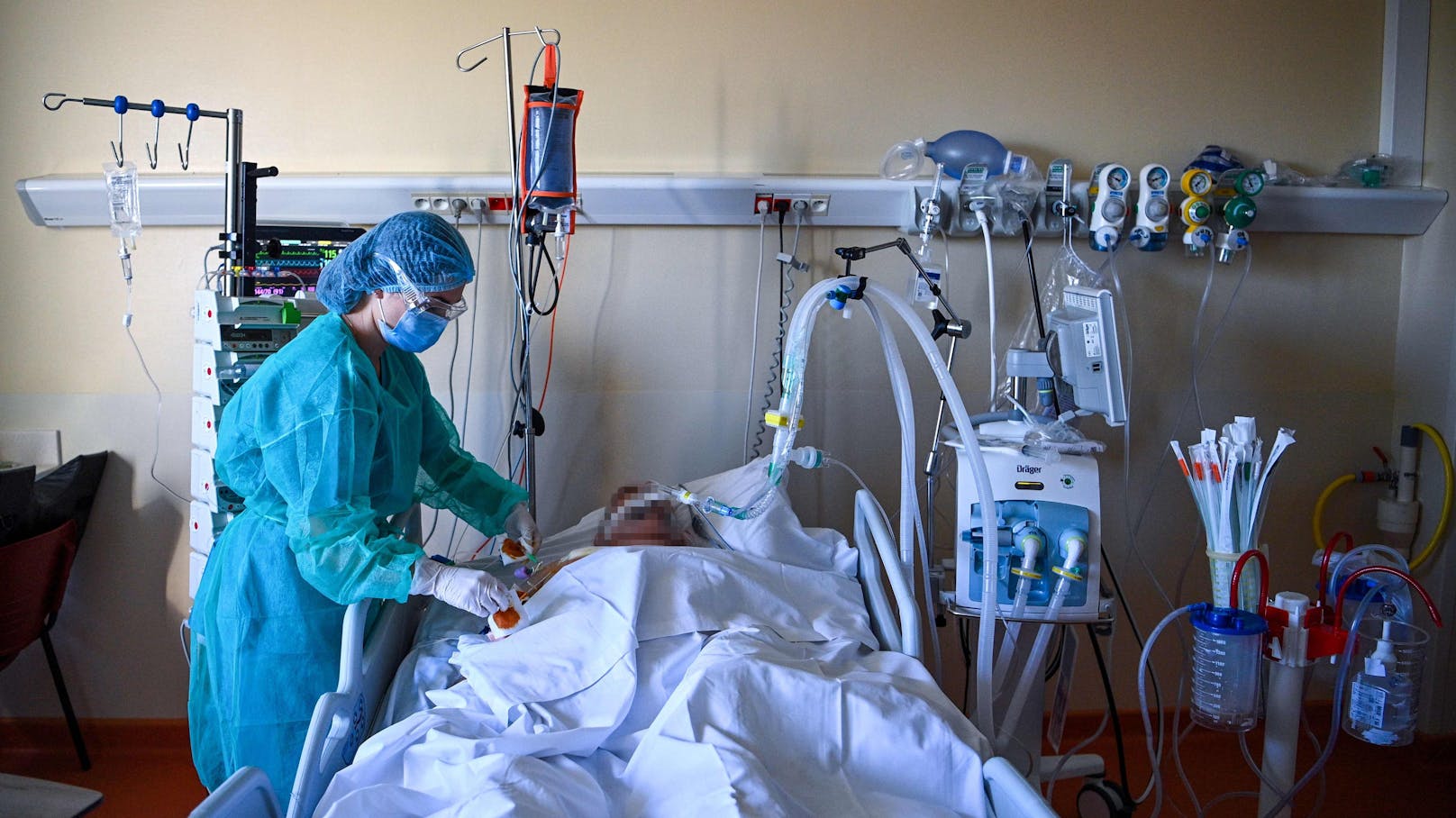 Eine Pflegerin betreut einen Corona-Intensivpatienten in einem Spital.