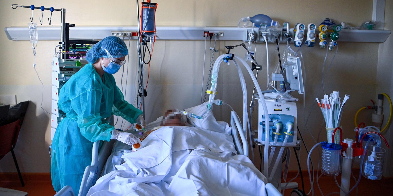 Eine Pflegerin betreut einen Corona-Intensivpatienten in einem Spital.
