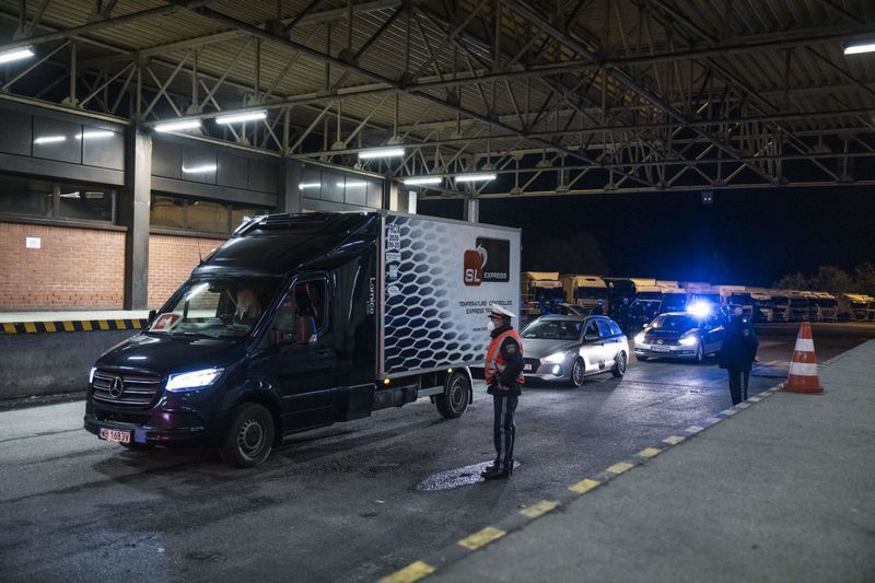 Erster Impfstoff passierte die Grenze nach Österreich bei Suben (26.11.2021)