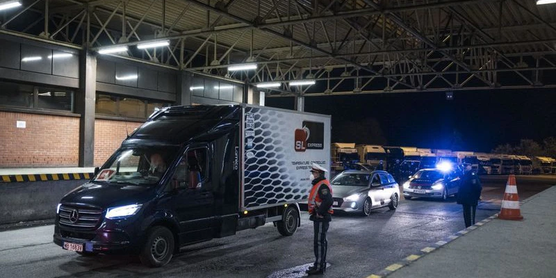 Erster Impfstoff passierte die Grenze nach Österreich bei Suben (26.11.2021)