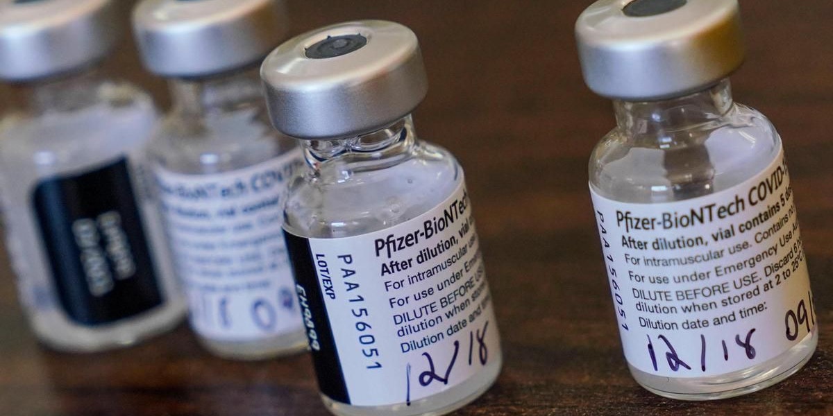 Beide Varianten zeichnen sich durch eine Mutation aus, die das Vakzin nach Angaben von Pfizer-Forschern in Labortests nicht blockierte.