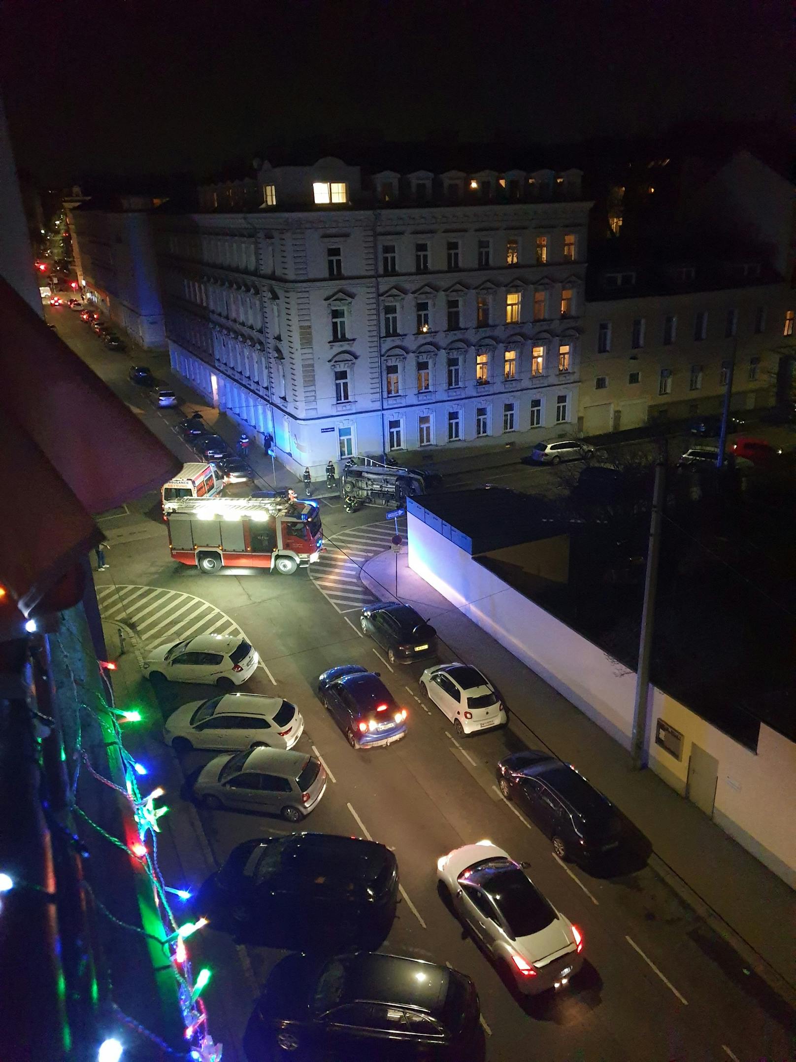 Crash in Wien-Favoriten: Lieferwagen kippte nach der Kollision um. 