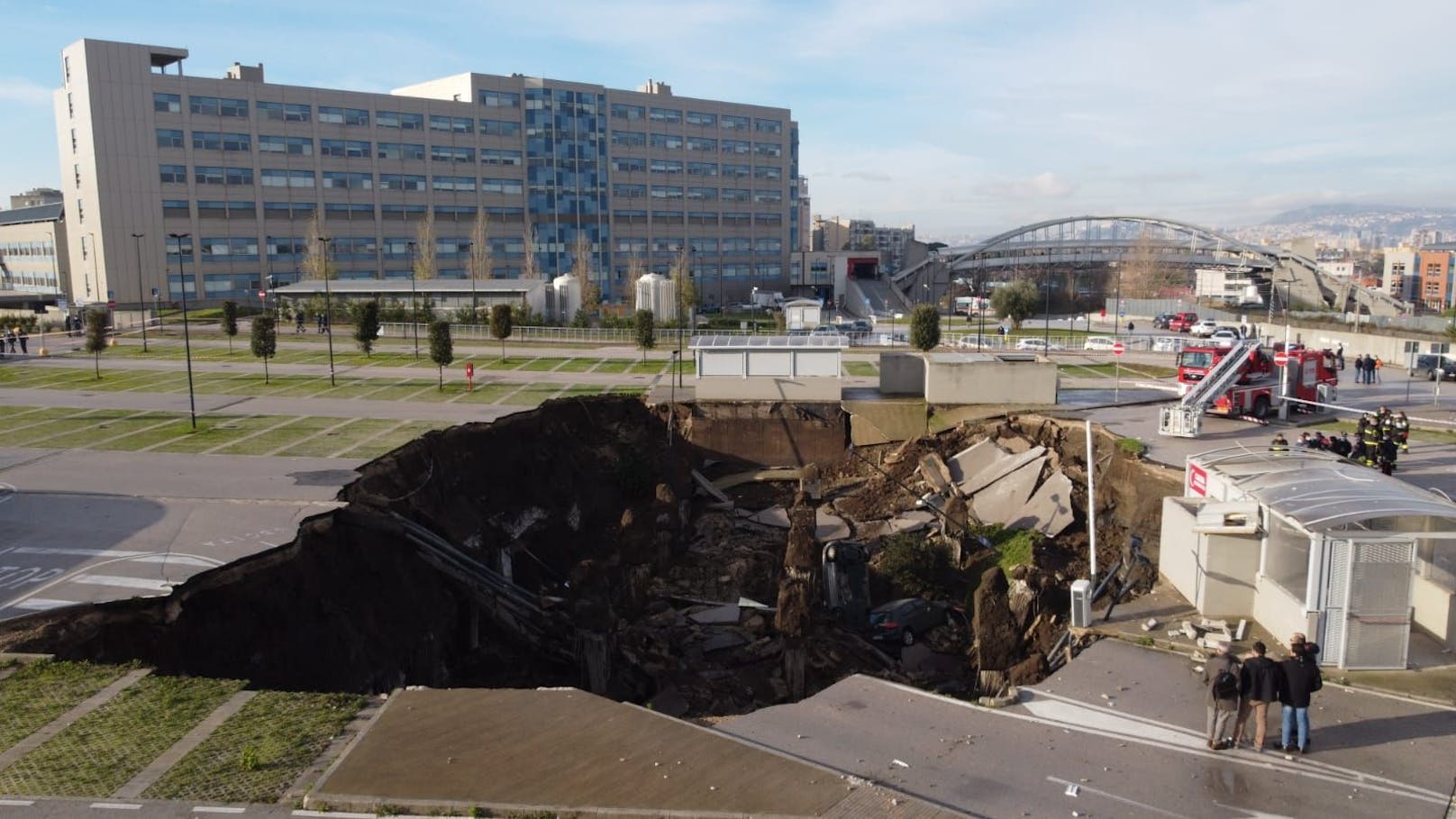 In der süditalienischen Stadt Neapel ist der Parkplatz eines Krankenhauses zusammengebrochen und hat mehrere Fahrzeuge in ein Loch gerissen.