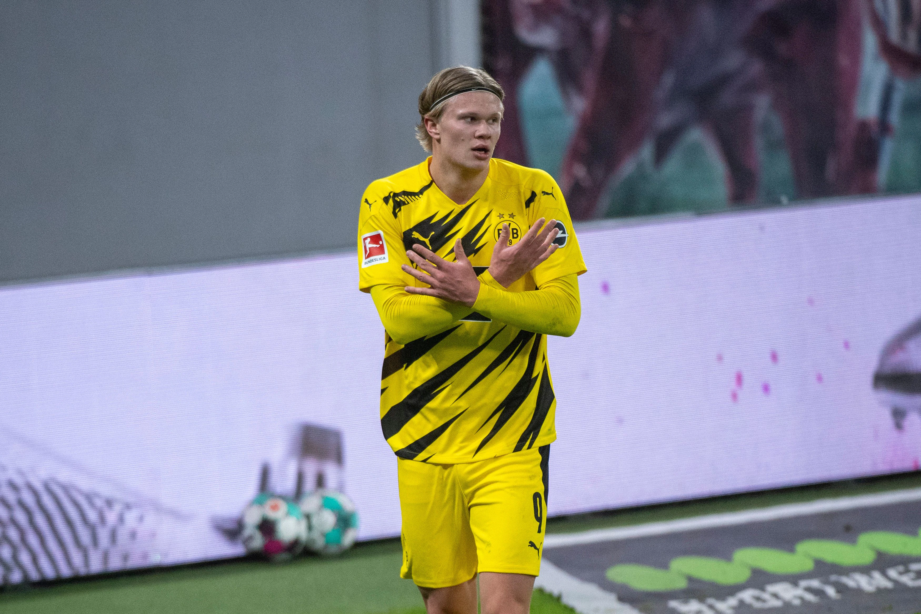 Erling Haaland zeigt den "Doppeladler" für Axel Witsel. 