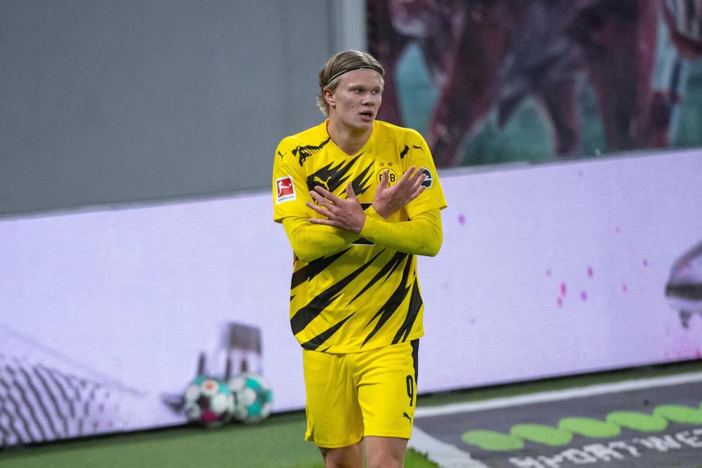 Erling Haaland zeigt den 