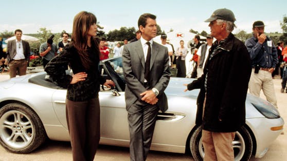 Michael Apted mit Sophie Marceau (li.) und Pierce Brosnan am 007-Set von "Die Welt ist nicht genug".