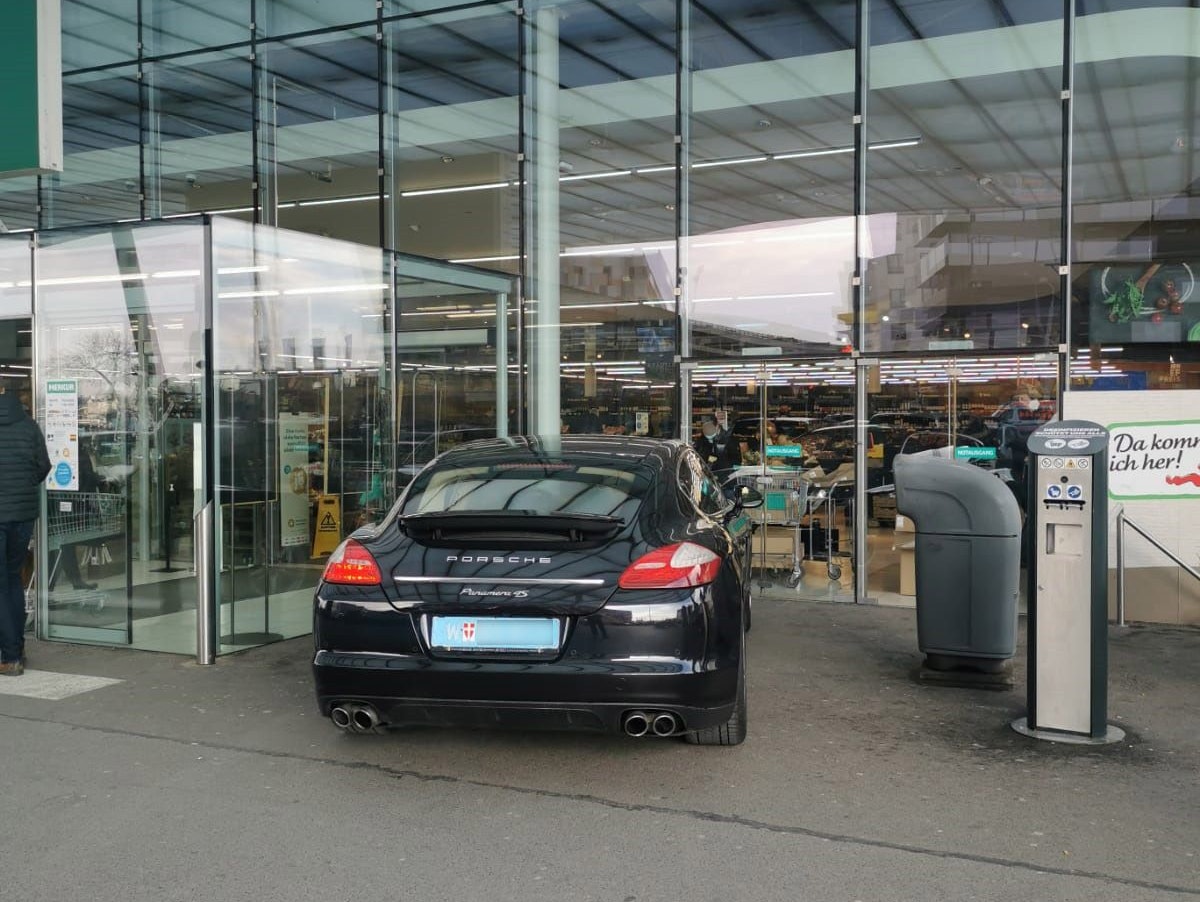 Der Porsche wurde vor dem Notausgang abgestellt. 