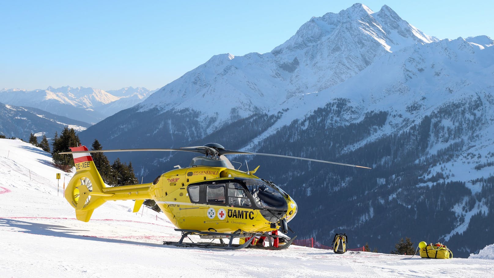 Der schwer verletzte 68-Jährige wurde mit dem Hubschrauber ins Spital nach Feldkirch geflogen.