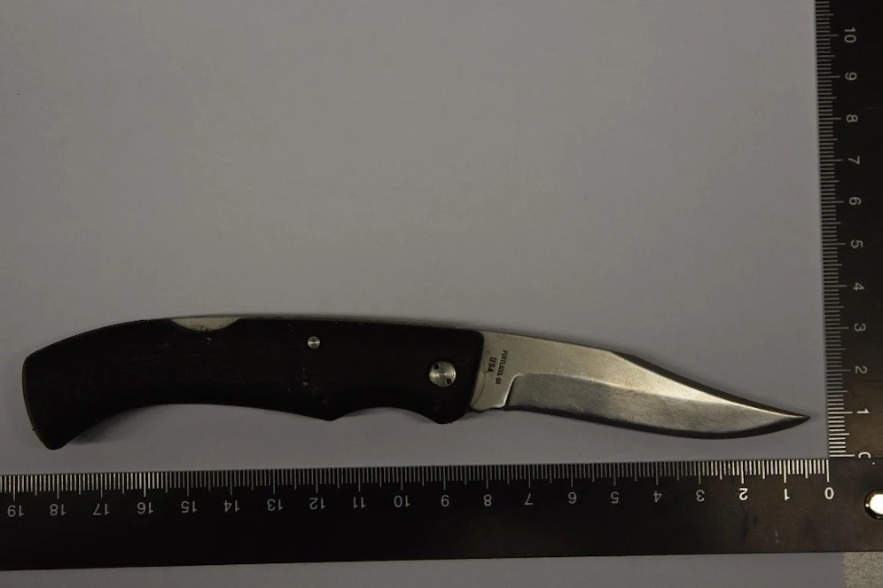 Der 27-Jährige wurde mit diesem Messer attackiert. 