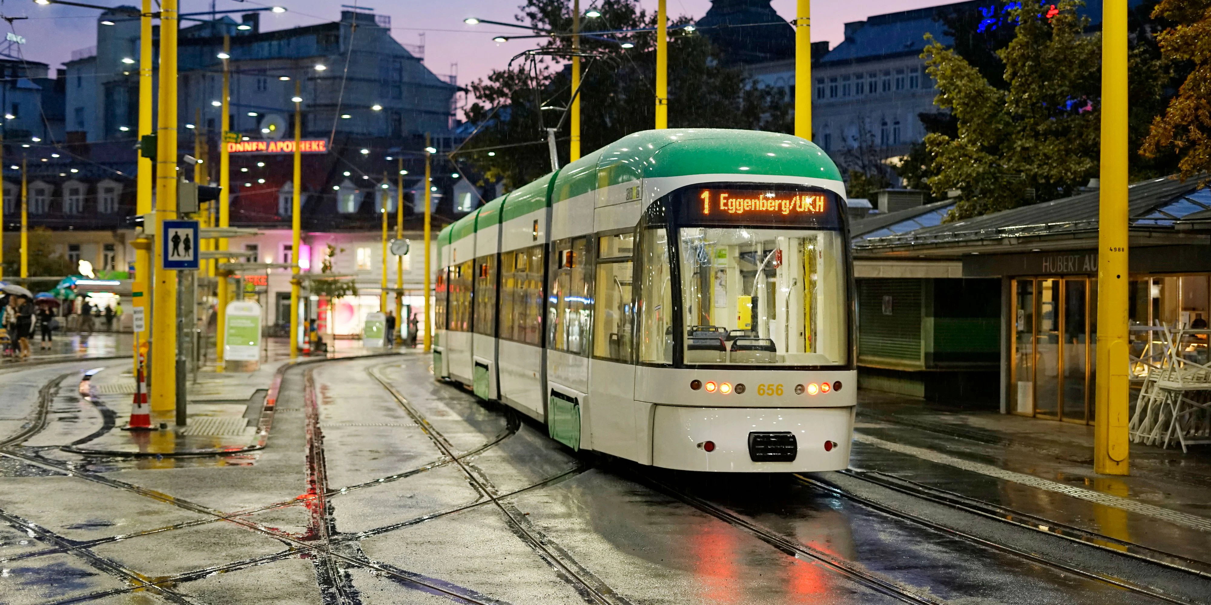 Ein Mann randalierte in einer Straßenbahn in Graz.
