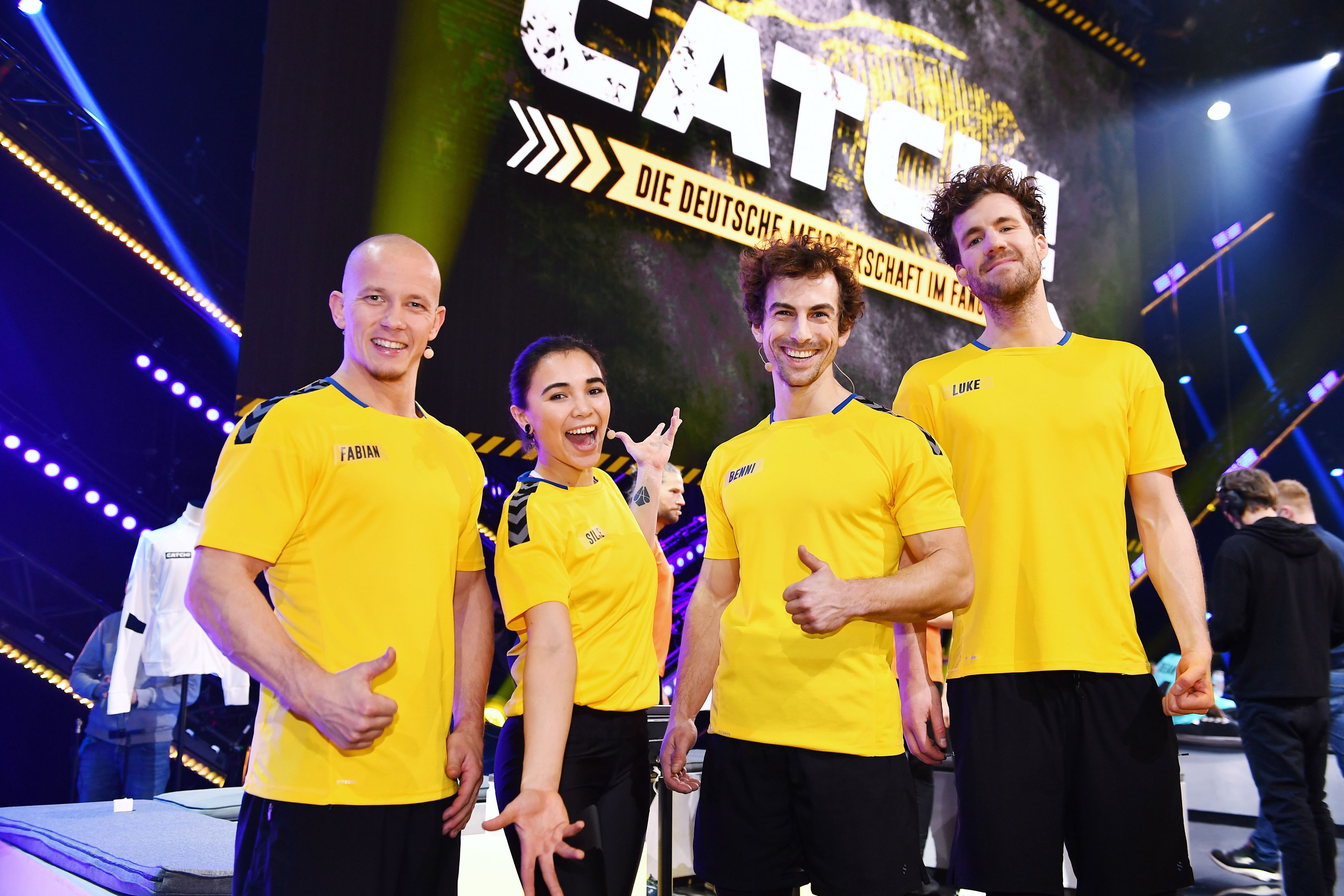 Profisportler <strong>Fabian Hambüche</strong>n (li.) muss nach einem Unfall vor laufenden Kameras die Spiele-Show mit <strong>Luke Mockridge</strong> (re.) abbrechen.