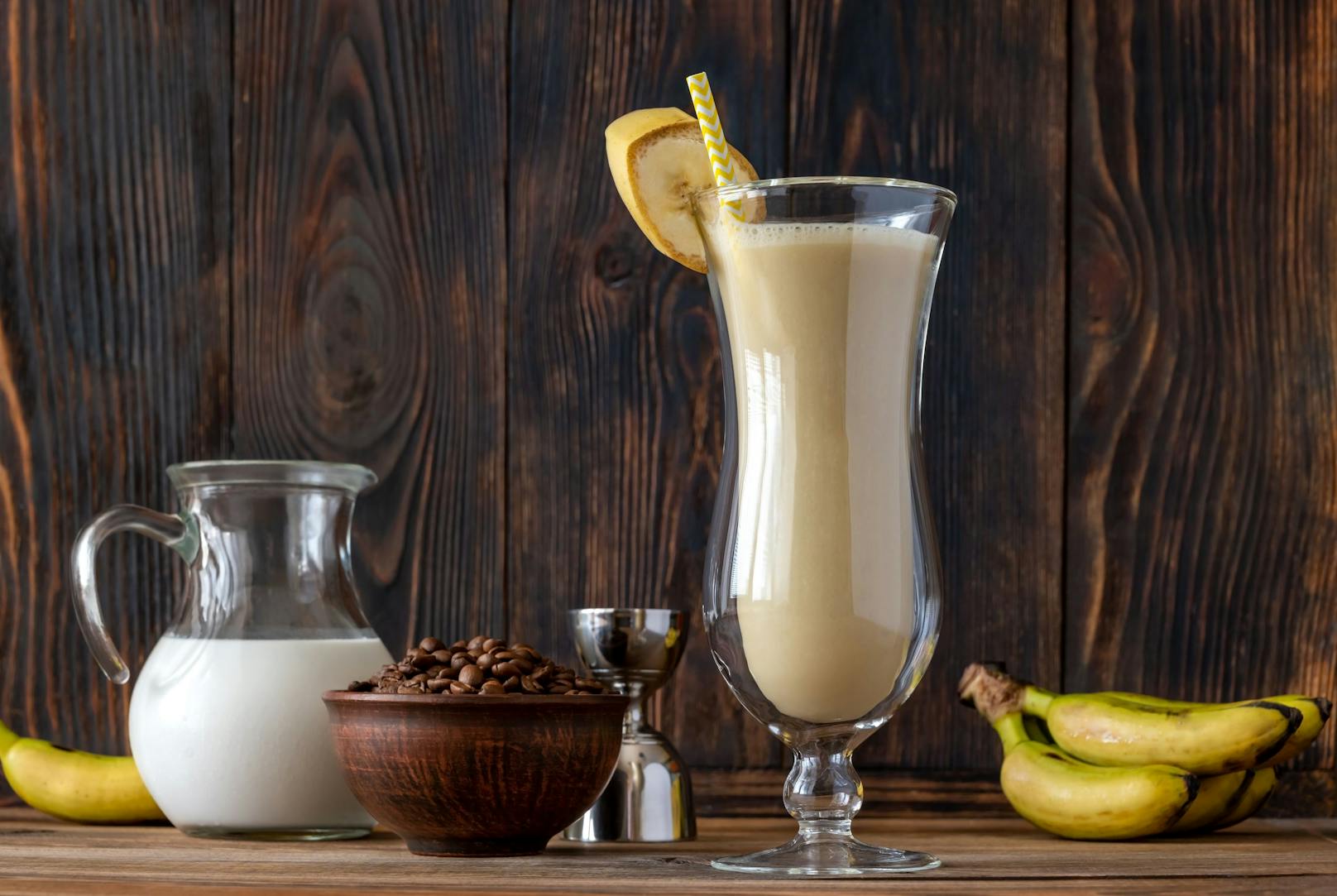 <strong>10. Dirty Banana:</strong> Der in Jamaika beliebte Drink besteht aus hellem Rum,&nbsp;Kaffeelikör, Giffard Banane du Bresil, Milch, etwas Sahne und einer geschälten Banane. <a href="https://www.diffordsguide.com/cocktails/recipe/649/dirty-banana" rel="noopener" target="_blank">Hier geht's zum Rezept</a>!