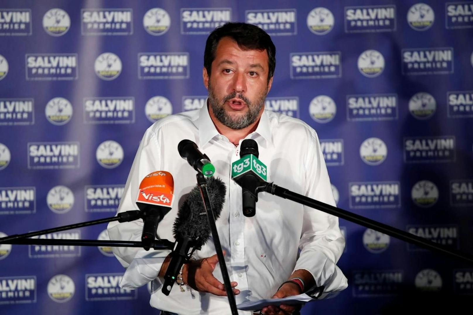 "Wenn ein Freund einen Fehler macht", schrieb Salvini via Facebook an Morisi vor einigen Tagen, "dann bist du erstmal böse auf ihn, und wie. Aber danach reichst du ihm die Hand und hilfst ihm wieder auf die Beine. (...) Auf mich kannst du immer zählen. Immer."