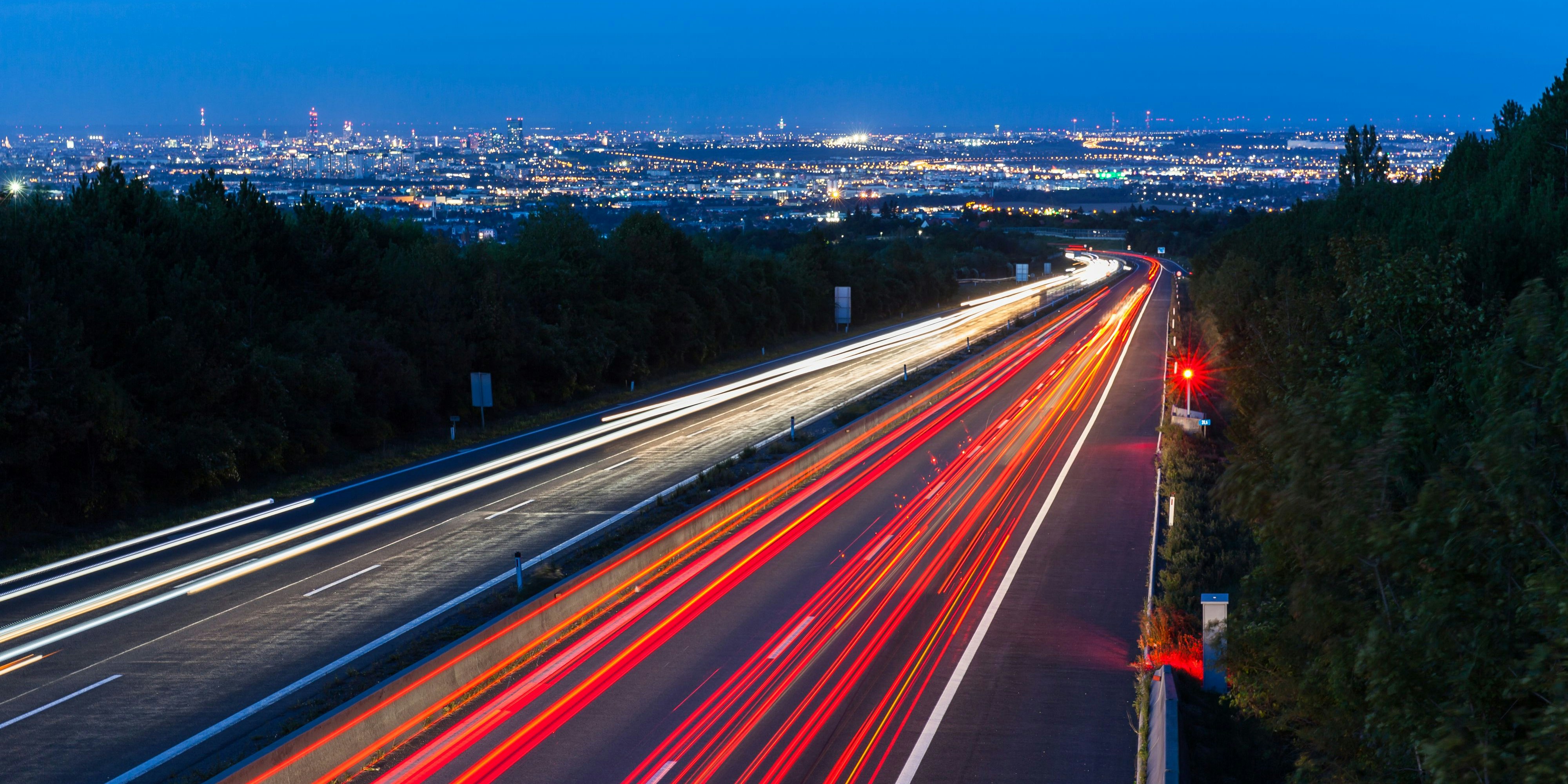 Download von www.picturedesk.com am 01.10.2021 (14:40).  Wiener Außenring Autobahn A 21, Blick von Gießhübl auf Wien, Radar blitzt zu schnell fahrendes Auto, Österreich, Europa, September 2015 - 20150916_PD17592 - Rechteinfo: Rights Managed (RM)