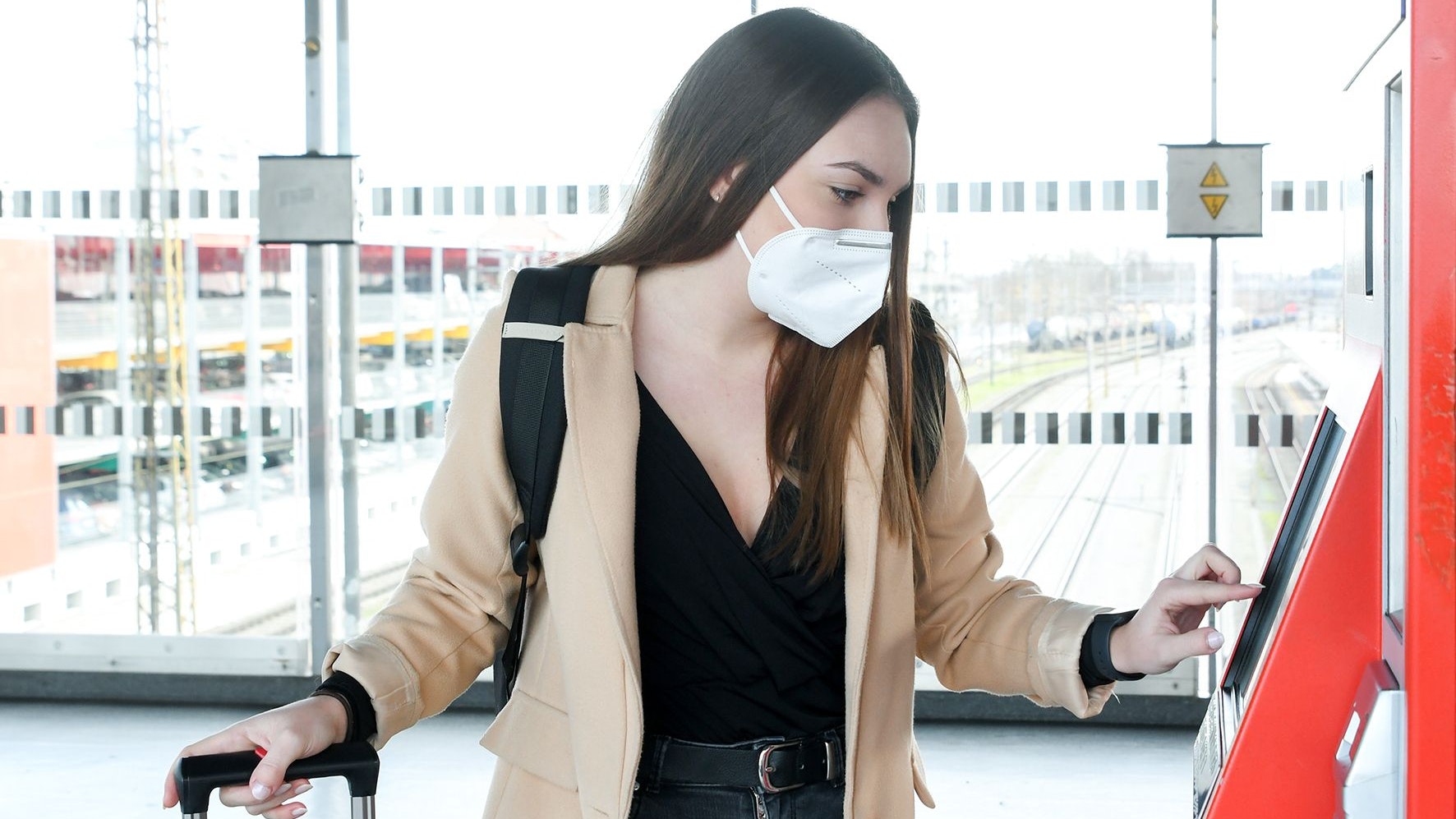 Download von www.picturedesk.com am 01.10.2021 (08:17).  06.02.2021 AUT,Wels, Fototermin, Tourismus, Themenbild, im Bild Dana (21 Jahre) trägt die FFP2 Maske am Bahnhof beim Ticketkauf, Covid-19, PhotoCredit Johanna Schlosser - 20210205_PD11663 - Rechteinfo: Rights Managed (RM) Nur fÃ¼r redaktionelle Nutzung!