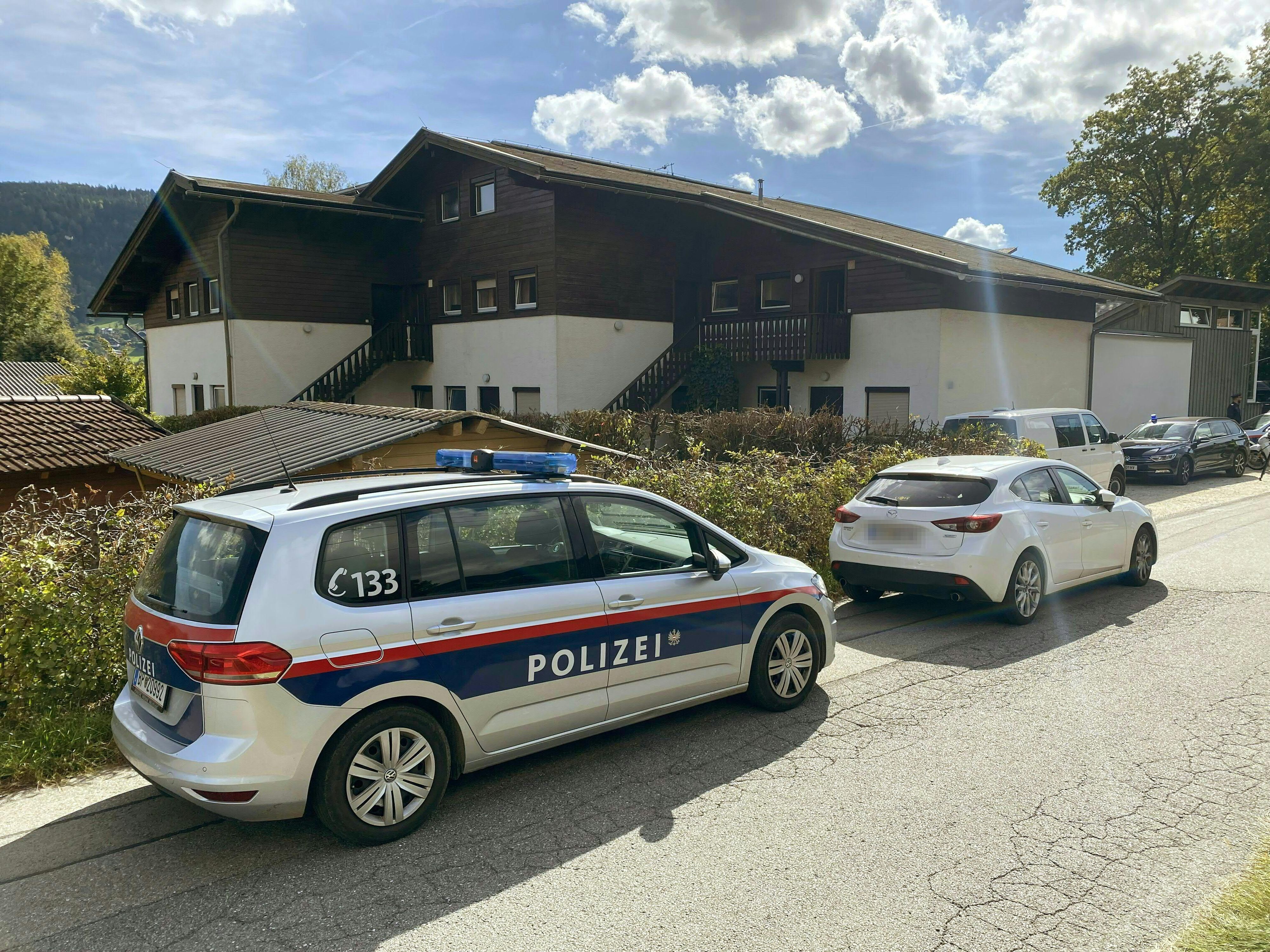 Download von www.picturedesk.com am 01.10.2021 (14:41).  ABD0058_20211001 - STEINDORF - ÖSTERREICH: ZU APA0266 VOM 1.10.2021 - Bei der Explosion eines Kriegsrelikts am Ossiacher See ist am Freitagvormittag, 1. Oktober 2021, ein 59-jähriger Mann ums Leben gekommen. Der Mann dürfte das Relikt bereits am (gestrigen) Donnerstag aus dem See geborgen am Ufer abgelegt haben. Als er heute damit hantierte, kam es zur Detonation. Im Bild: Einsatzkräfte am Freitag, 01. Oktober 2021 am Unglücksort. - FOTO: APA/GERT EGGENBERGER - 20211001_PD3483 - Rechteinfo: Rights Managed (RM)