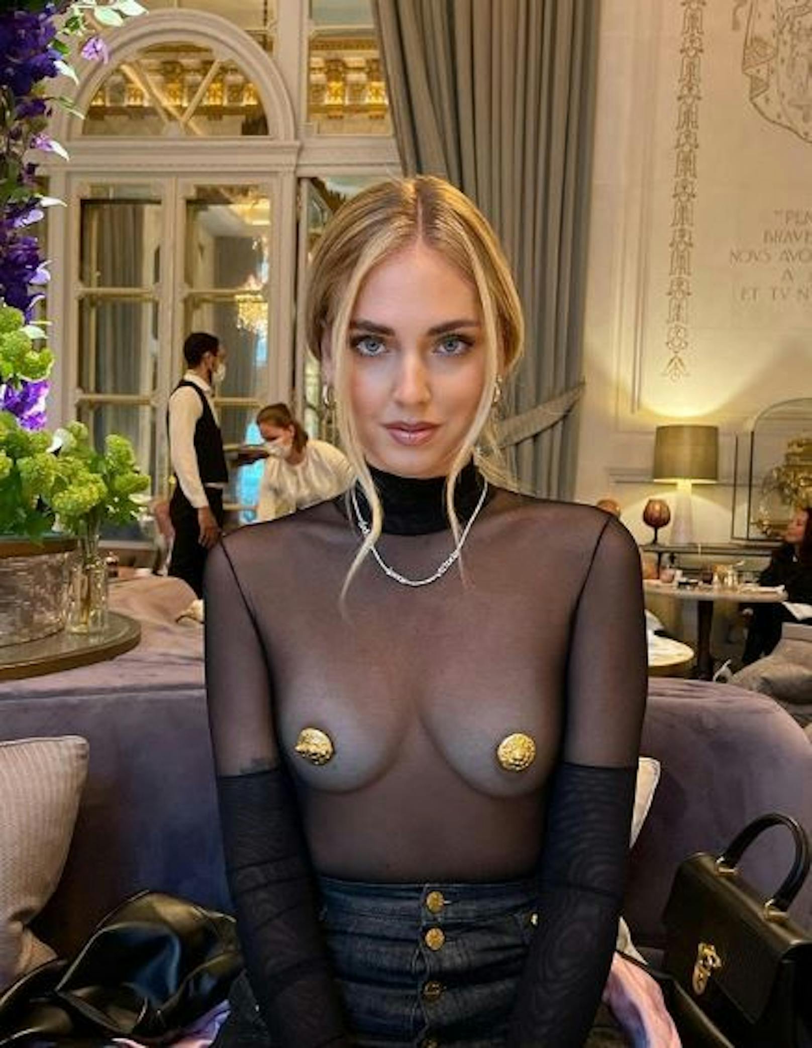 Modebloggerin Chiara Ferragni (34) hat Mut zur Lücke - ein bisschen Netzstoff und zwei Goldmünzen, fertig ist das Outfit. Die Kreation stammt aus dem Modehaus Schiaparelli.