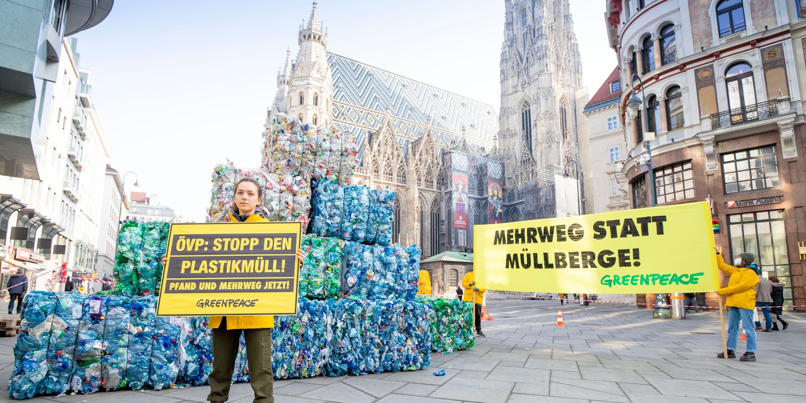 Greenpeace-Aktivisten warnen mit einer drei Meter hohen Installation aus Plastikflaschen vor den Folgen der wachsenden Müllberge in Österreich. Die Umweltschützer fordern die Einführung eines Pfandsystems mit verpflichtenden Mehrwegquoten.