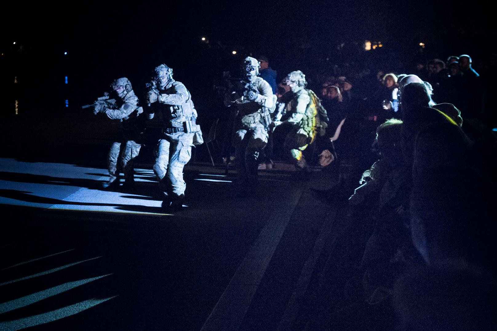 In der Live-Vorführung inmitten des Konzertes sah man militärische Luftfahrzeuge, Spezialfahrzeuge gemeinsam mit Polizeieinsatzkräften und Kräften der Freiwilligen Feuerwehren sowie des Zivilschutzes bei der Bewältigung eines "Blackout"-Szenarios.