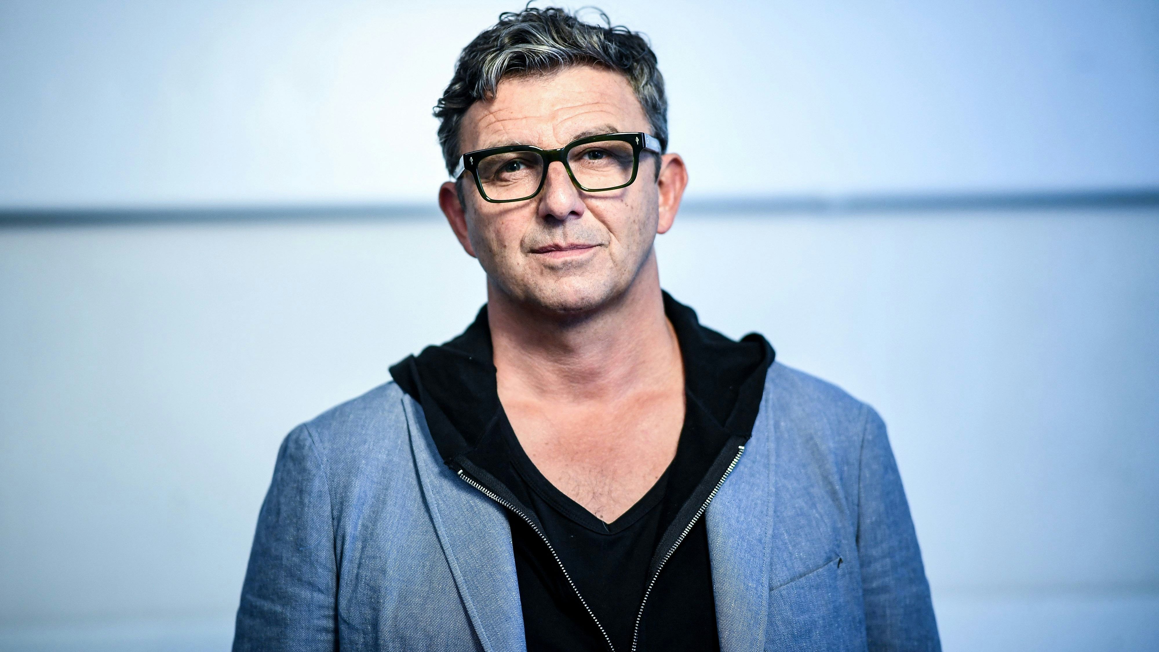 Download von www.picturedesk.com am 01.10.2021 (17:49).  26 May 2020, Berlin: The actor Hans Sigl on the verge of shooting a short film for the UNHCR (United Nations High Commissioner for Refugees. The German version of the poem "What They Took With Them" is being recorded. It deals with the objects that fugitives took with them on their escape. Photo: Britta Pedersen/dpa-Zentralbild/ZB - 20200526_PD10360 - Rechteinfo: Rights Managed (RM)