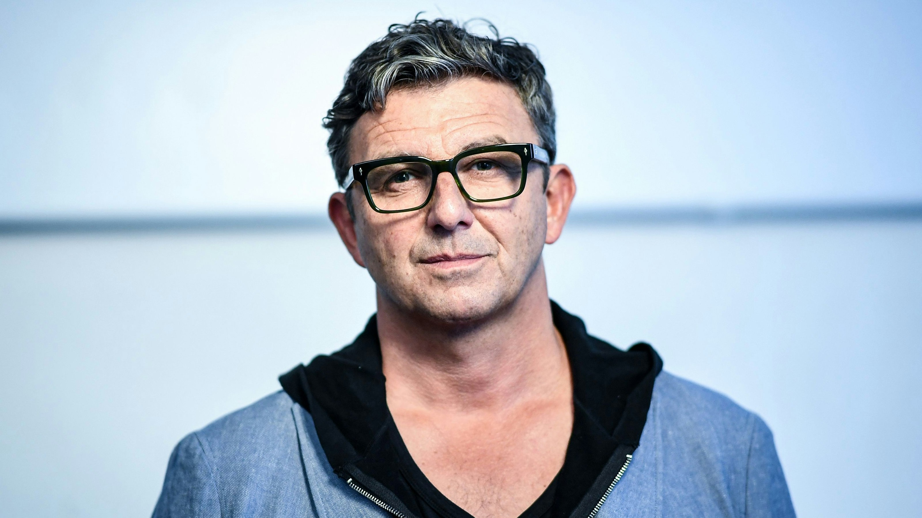 Download von www.picturedesk.com am 01.10.2021 (17:49).  26 May 2020, Berlin: The actor Hans Sigl on the verge of shooting a short film for the UNHCR (United Nations High Commissioner for Refugees. The German version of the poem "What They Took With Them" is being recorded. It deals with the objects that fugitives took with them on their escape. Photo: Britta Pedersen/dpa-Zentralbild/ZB - 20200526_PD10360 - Rechteinfo: Rights Managed (RM)