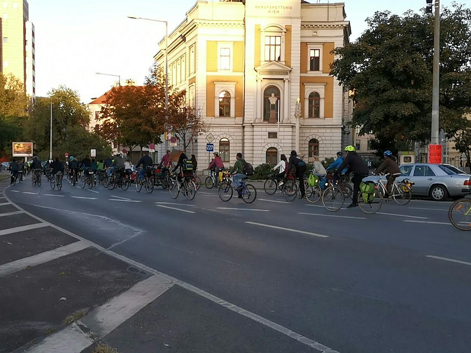 Die Rad-Demo führte vom Alten AKH bis zum "Camp für die Lobau" in der Donaustadt