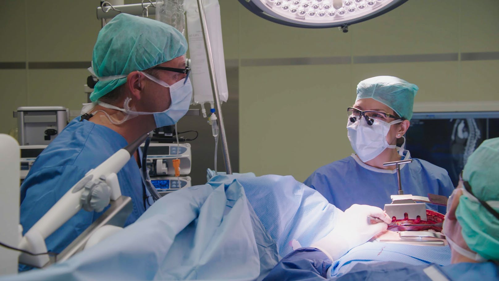 Der Patient&nbsp;bekommt in dieser Operation einen biologischen Aortenklappenersatz, ebenso eine Prothese der Aorta und ihm wird ein Bypass gelegt.