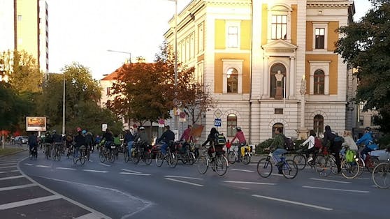 Die Rad-Demo strampelte friedlich vom Alten AKH in der Wiener City bis ins "Camp für die Lobau".