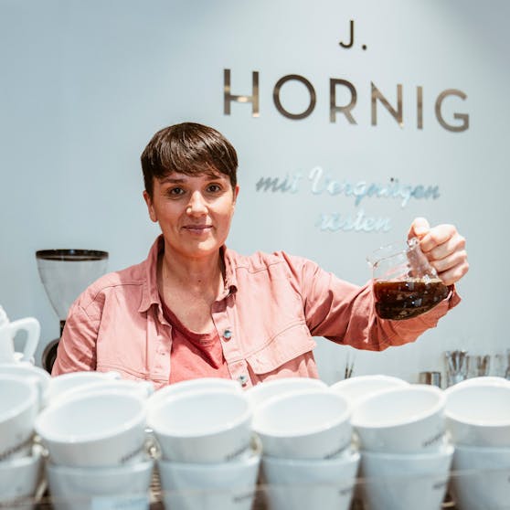 Barbara Bauer, Profi-Barista und Geschäftsführerin in der J. Hornig Kaffeebar, weiß, worauf es bei Kaffee ankommt.