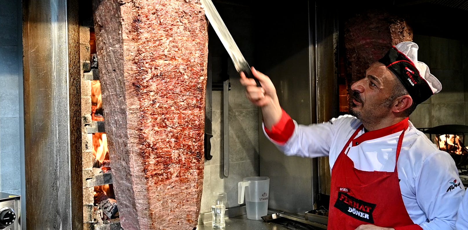 Im "Ferhat" wird der Kebab-Spieß ganz traditionell befeuert.