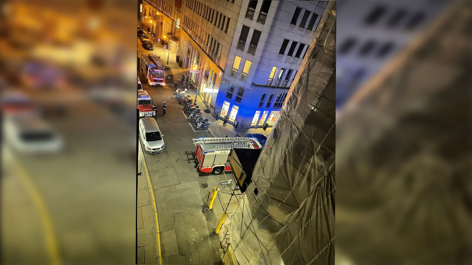 Einige Feuerwehrautos versammelten sich am Brandort