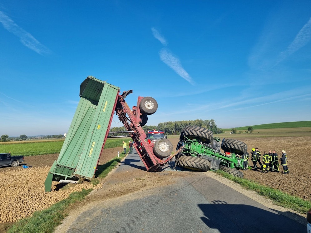 Ein Traktorgespann kippte um.