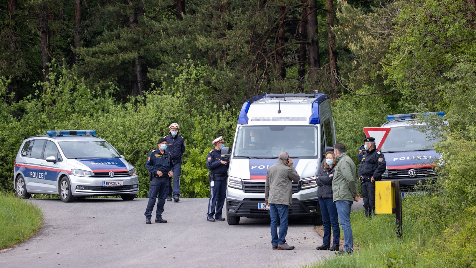 Autofahrerin nach Crash in Unfall-Wrack gefangen