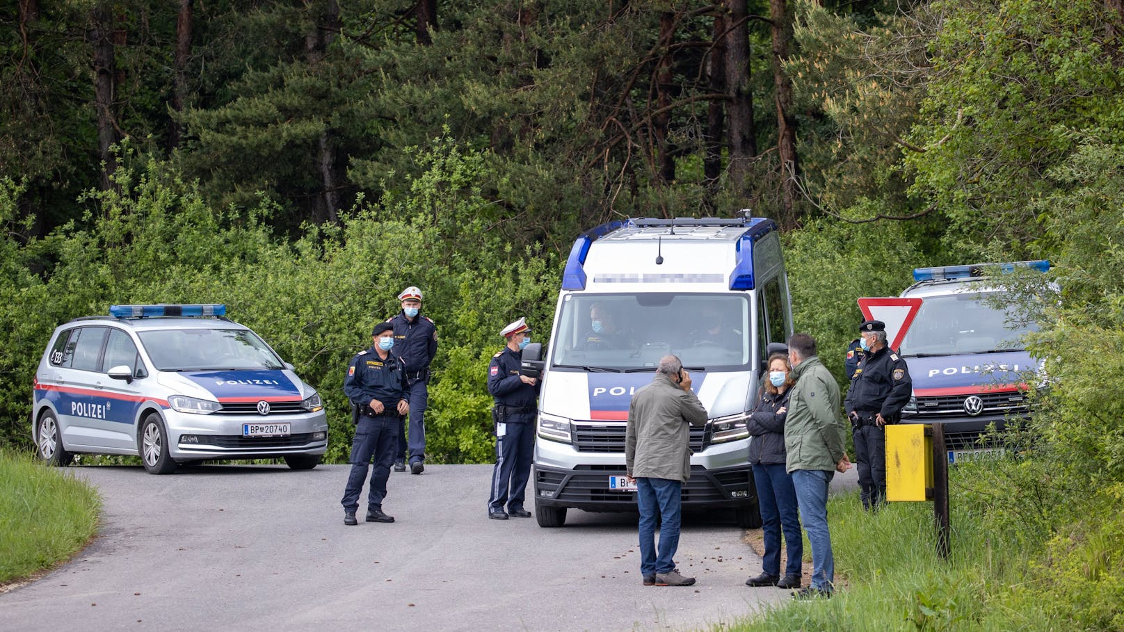 Mann lässt sich nach Unfall von Freundin abholen