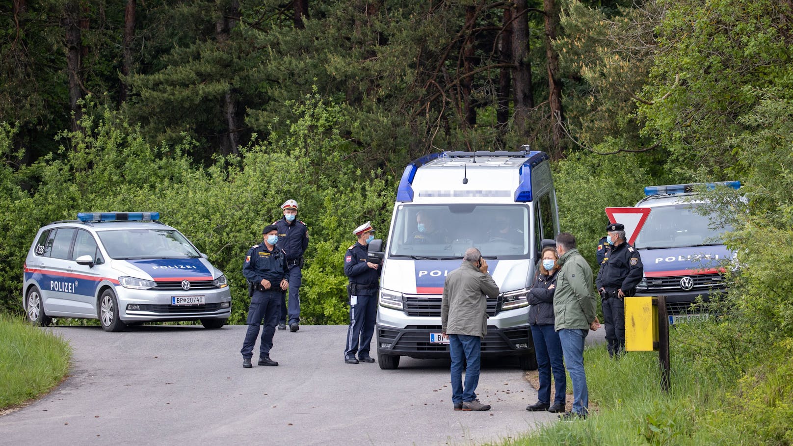 Mann von eigenem Pkw an Baum gedrückt – tot