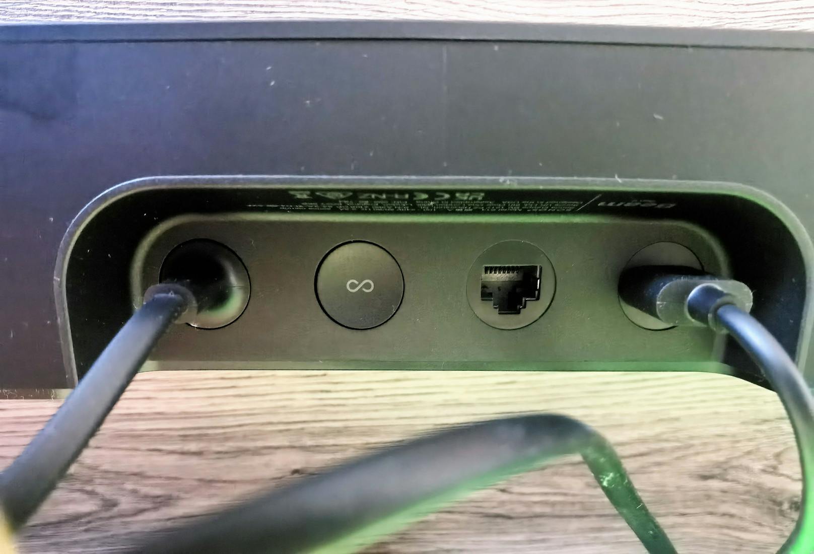 Auf der Rückseite wird das Gittermuster der Beam durch die Anschlüsse unterbrochen. Wieder geht es mit Strom- und HDMI-eARC-Anschluss minimalistisch zu, mehr braucht man im Betrieb aber auch nicht.