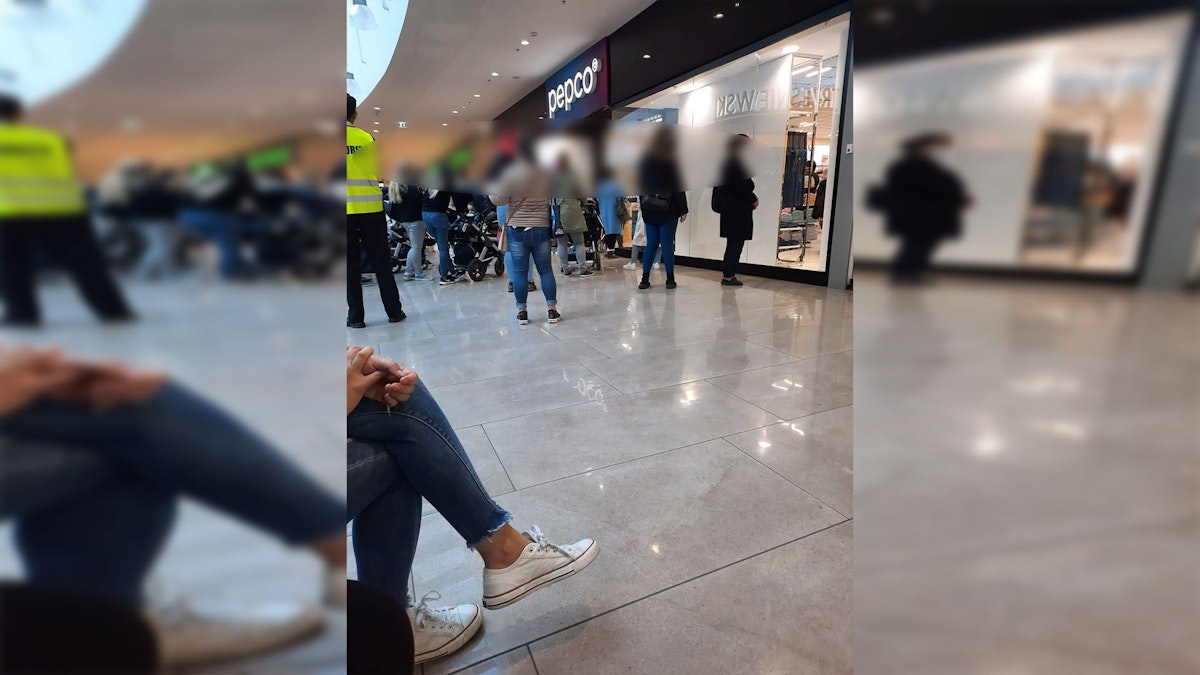 Vorfreudige Shopper vor dem neuen Store
