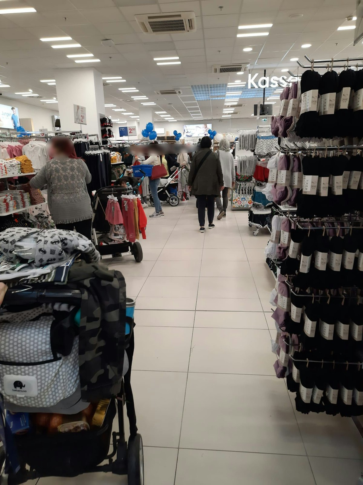 Auch im Store drinnen wurde es eng