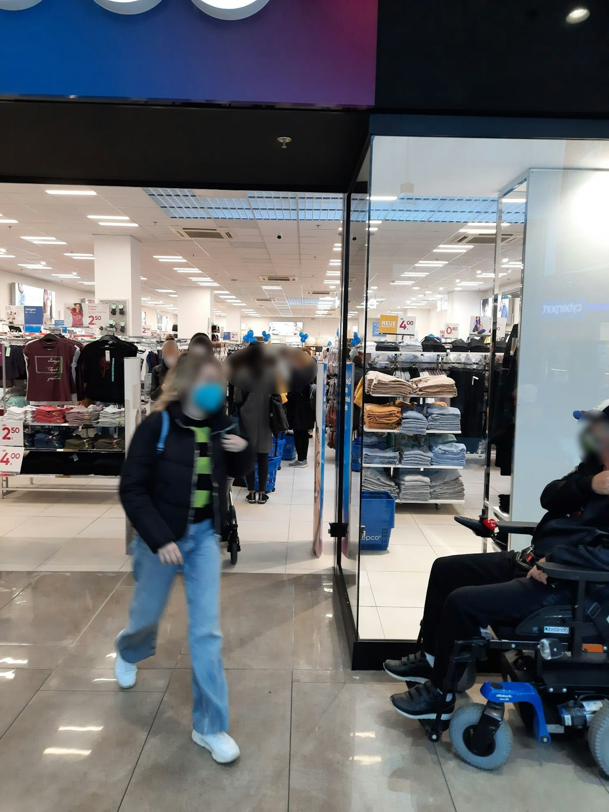 Die Warteschlange zur Kassa reichte sogar bis fast nach draußen!