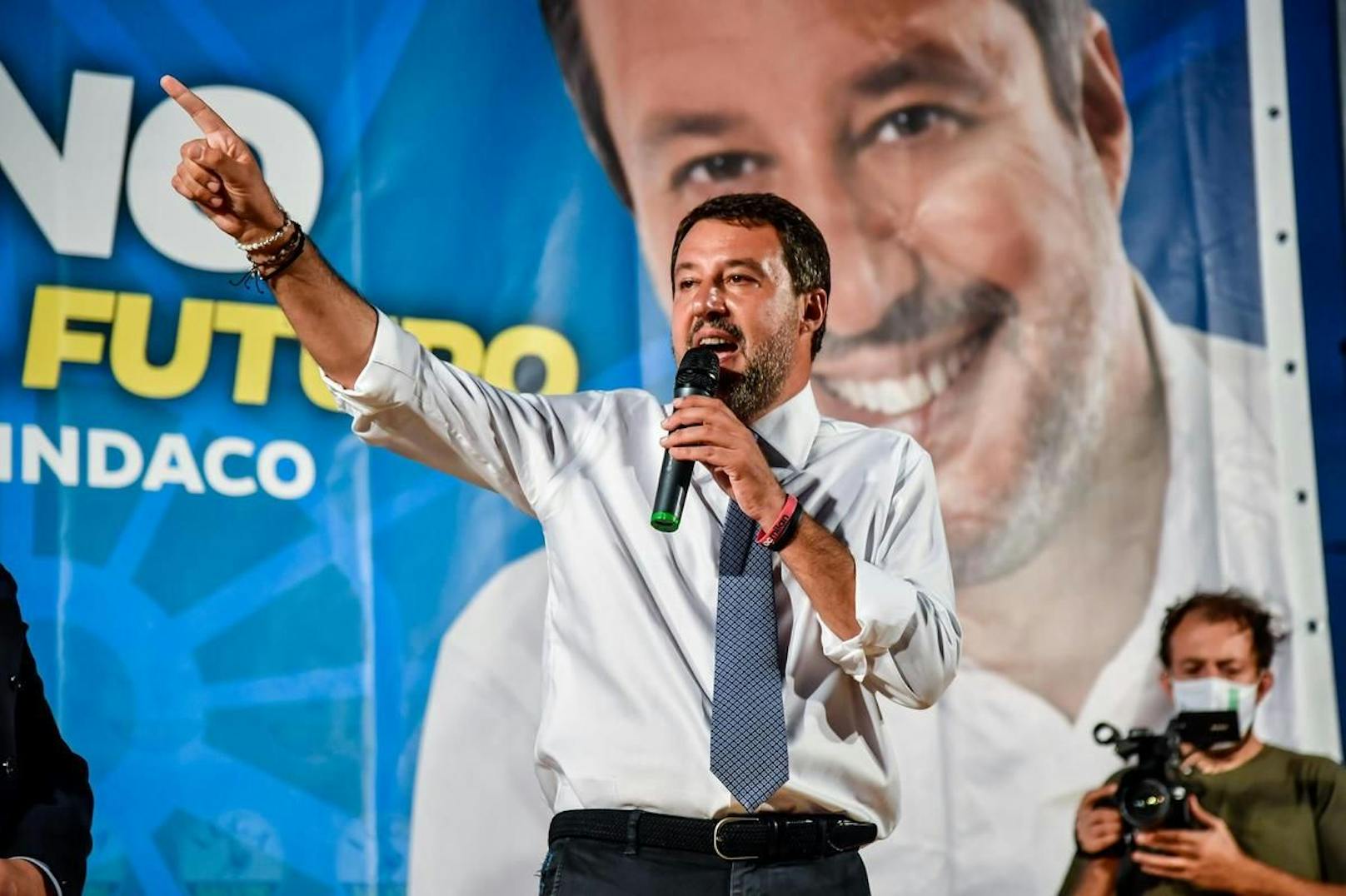 Der Skandal kommt Matteo Salvini sehr ungelegen: Luca Morisi ist der Mann hinter "Die Bestie", einer Software, die einen konstanten Strom von Inhalten auf den Social-Media-Kanälen des Lega-Politikers produziert und deren Hauptaufgabe es ist, Feindseligkeiten gegenüber Einwanderern zu schüren.