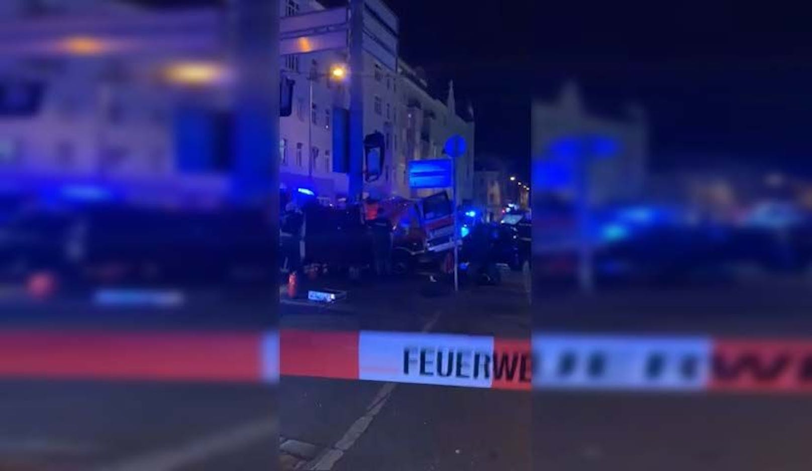 Die Feuerwehr bauten bei der Bergung einen Sichtschutz auf. 