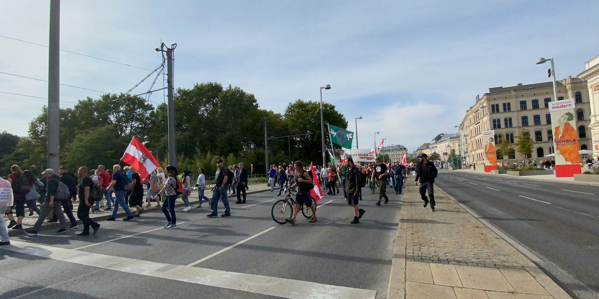 Am Samstag gingen Hunderte Menschen in Wien gegen die Corona-Maßnahmen auf die Straße.